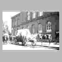 111-0659 Auftrieb zum Pferdemarkt vor der Volksschule in der Neustadt.jpg